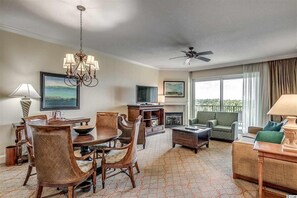 Smart TV, lareira, DVD player, aparelho de som