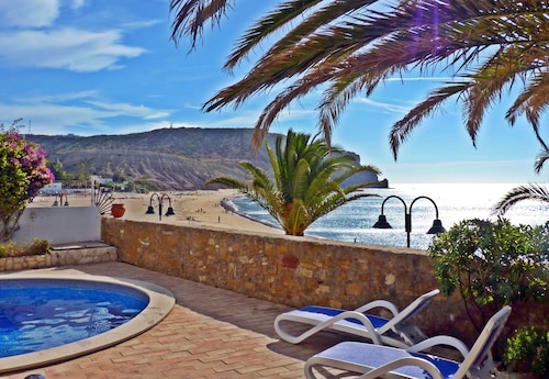 22D seafront apartment with pool