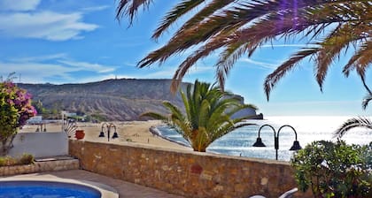 22D seafront apartment with pool