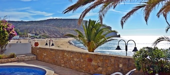 22D seafront apartment with pool