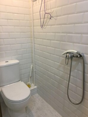 Hydromassage showerhead, hair dryer, bathrobes, slippers - Hong Kong Hostel (Hong Kong)