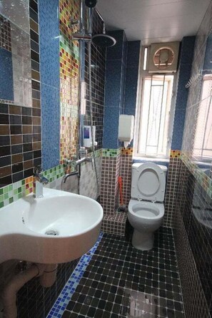 Hydromassage showerhead, hair dryer, bathrobes, slippers - Hong Kong Hostel (Hong Kong)