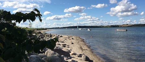 Nära stranden och solstolar