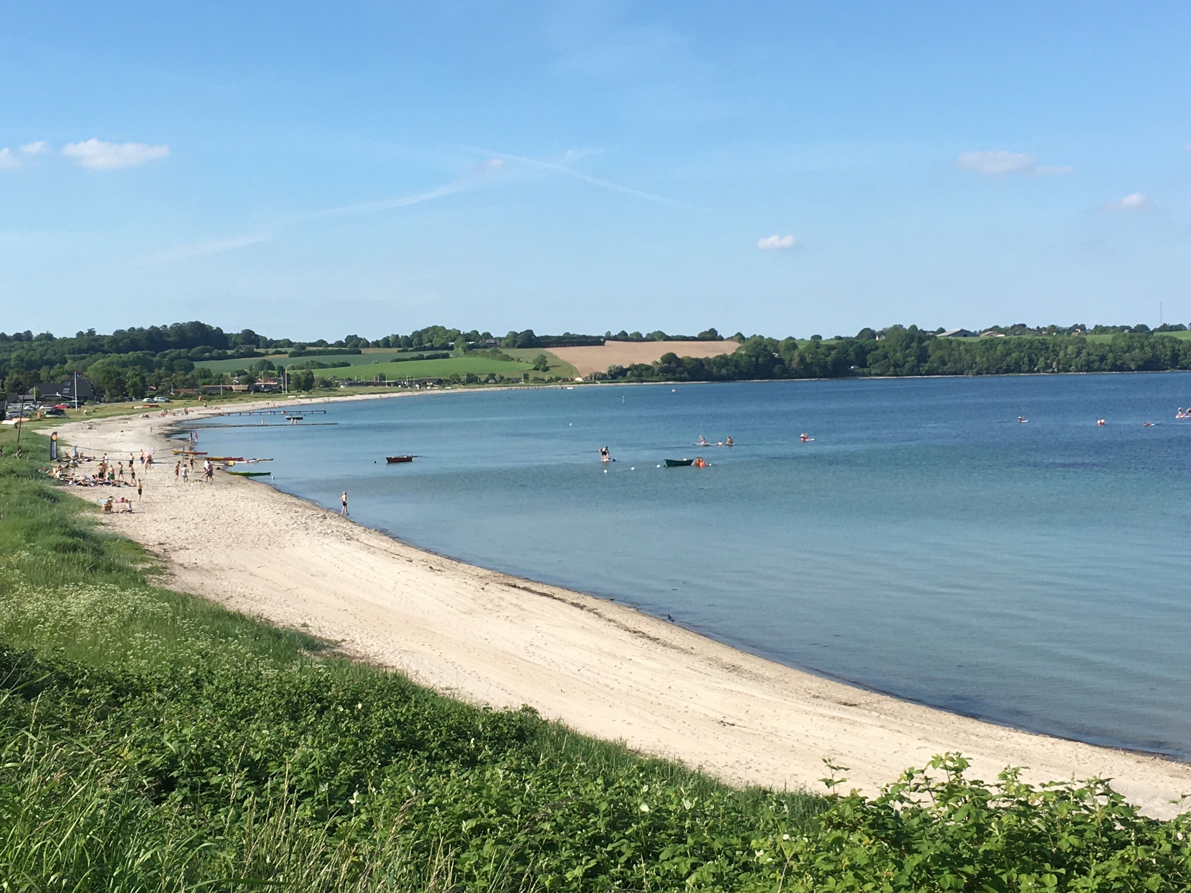 Vlak bij het strand, ligstoelen