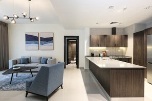 Superior appartement | Woonruimte | Een 55-inch smart-tv met digitale zenders en televisie