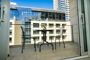 513 | One Bedroom | Sofa Bed | Uitzicht vanaf balkon