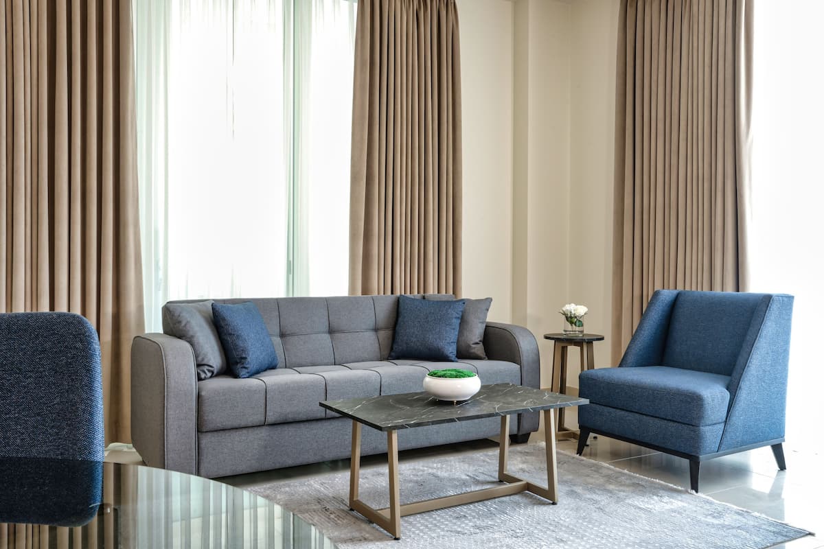 406 | One Bedroom | Sofa Bed | Zona de estar | Smart TV de 55 pulgadas con canales digitales, una televisión