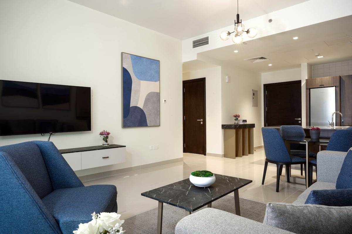 401 | Two bedroom | Zona de estar | Smart TV de 55 pulgadas con canales digitales, una televisión