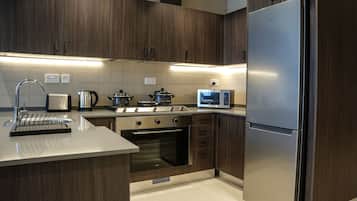Apartament estàndard | Cuina privada | Frigorífic gran, microones, forn i placa de cuina