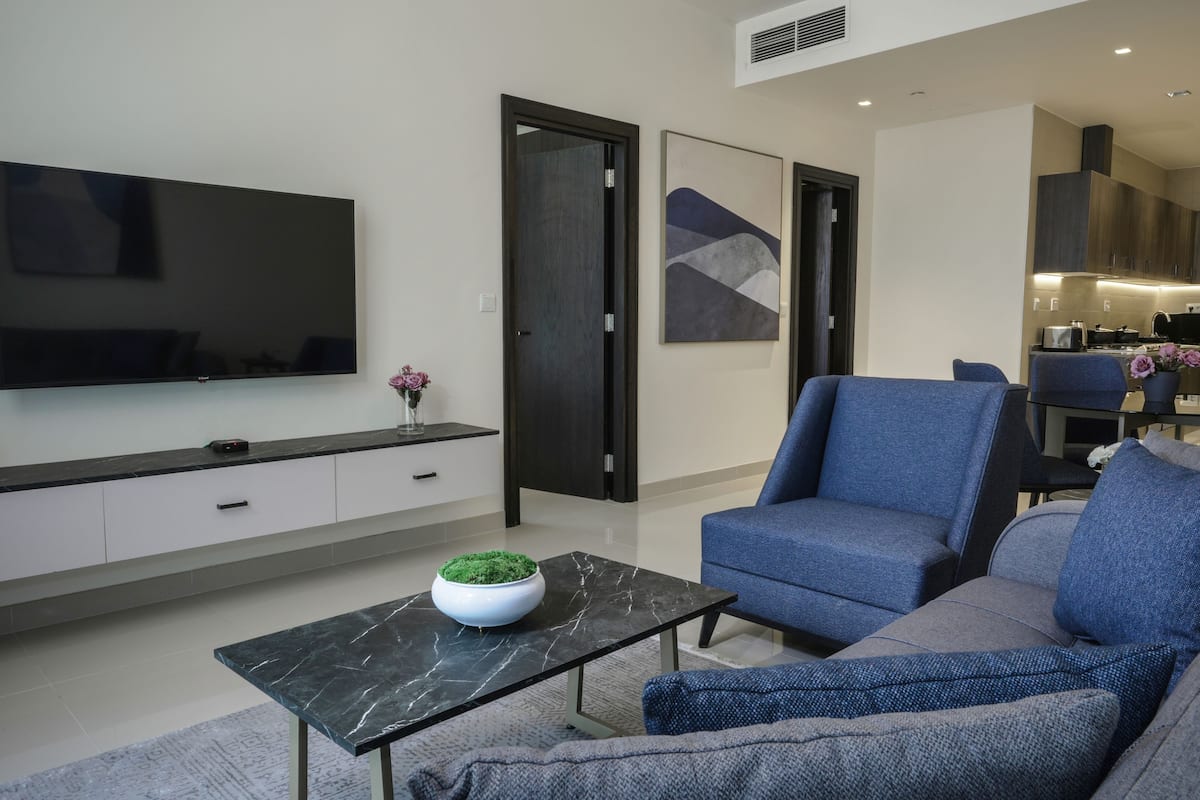 407 | One Bedroom | Sofa Bed | Zona de estar | Smart TV de 55 pulgadas con canales digitales, una televisión