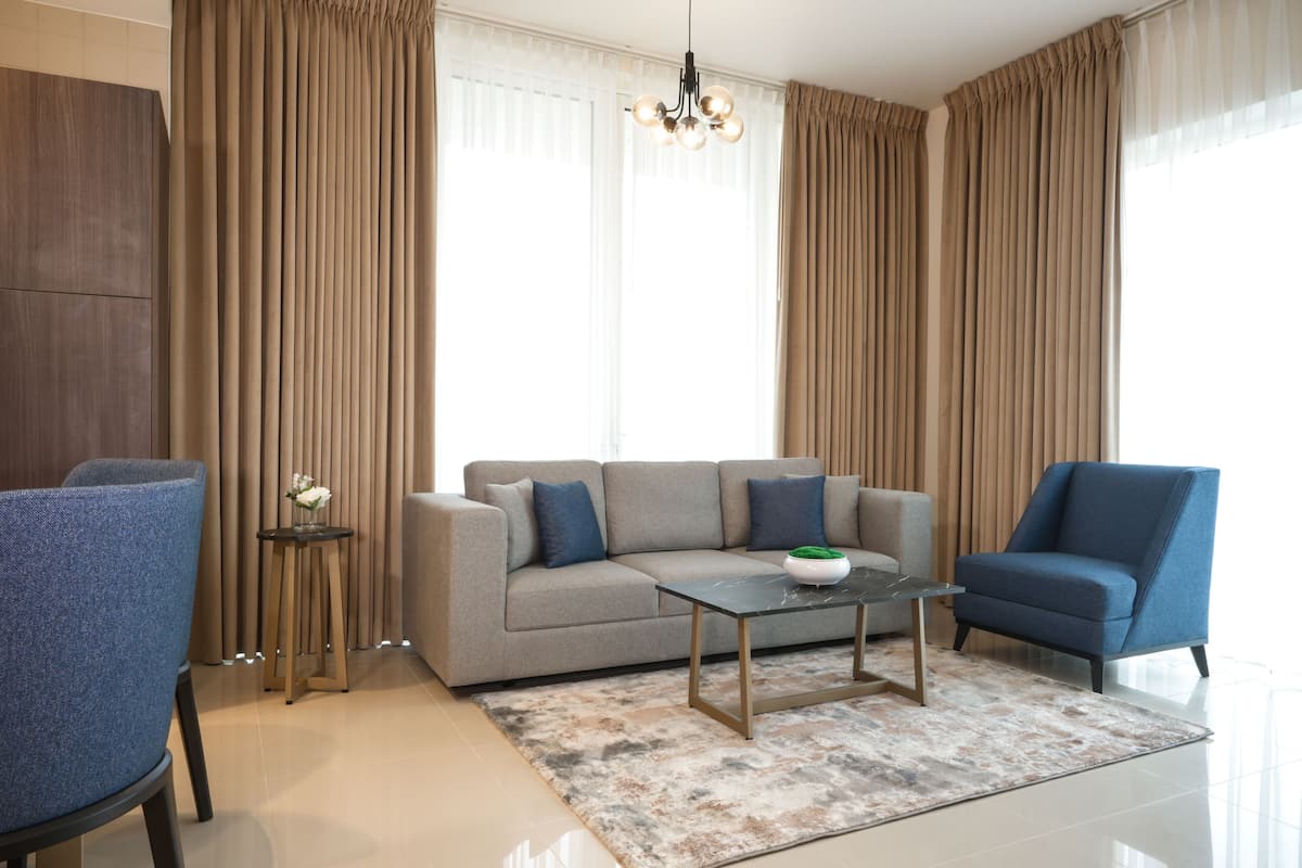 412 | Two bedroom | Zona de estar | Smart TV de 55 pulgadas con canales digitales, una televisión