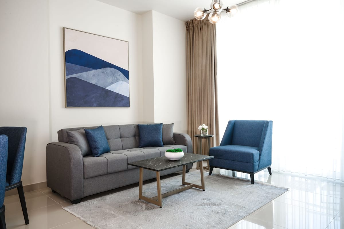 413 | One Bedroom | Sofa Bed | Zona de estar | Smart TV de 55 pulgadas con canales digitales, una televisión
