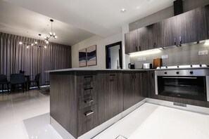 Full-sized fridge, microwave, oven, stovetop - Abdali Views Apartments (Amman)