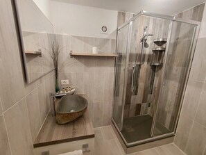Dusche, Haartrockner, Bidet, Handtücher