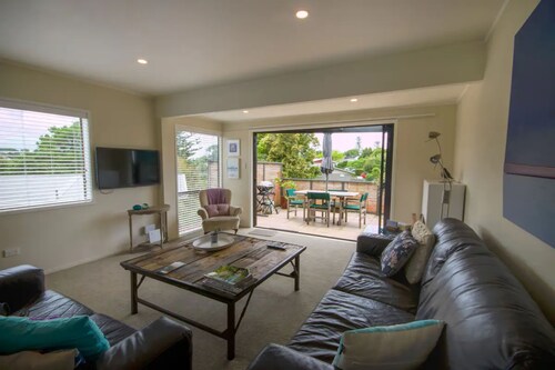 Bright 2 Bedroom Home in East Auckland