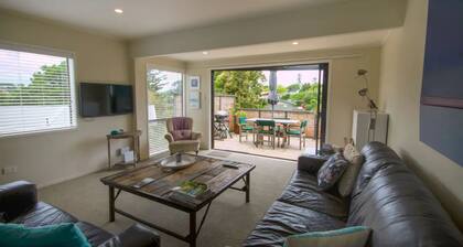 Bright 2 Bedroom Home in East Auckland