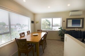 Dining - Bright 2 Bedroom Home in East Auckland (Auckland)