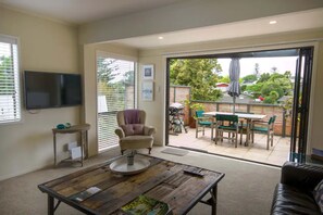 Interior - Bright 2 Bedroom Home in East Auckland (Auckland)