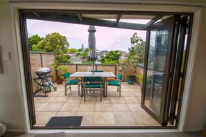 Private kitchen - Bright 2 Bedroom Home in East Auckland (Auckland)