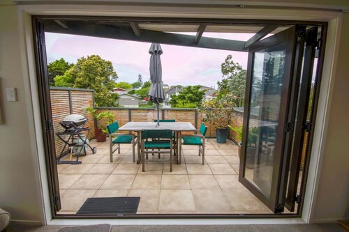 Bright 2 Bedroom Home in East Auckland