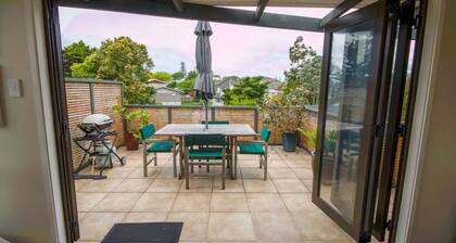 Bright 2 Bedroom Home in East Auckland