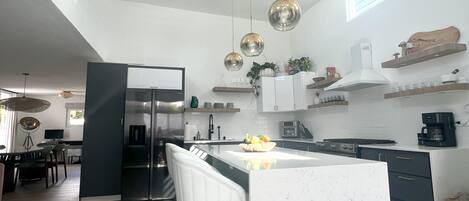 Kjøleskap, mikrobølgeovn, ovn og kokeplater