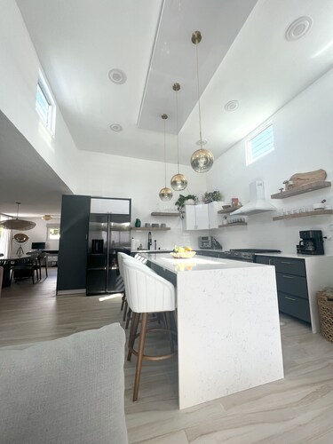 Luxury 5 Bedroom Home, 3 Minute Walk from the Beach