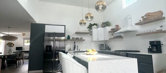 Luxury 5 Bedroom Home, 3 Minute Walk from the Beach