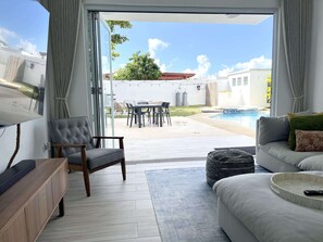 Smart-TV, Bücher, Stereoanlage, Computerbildschirme