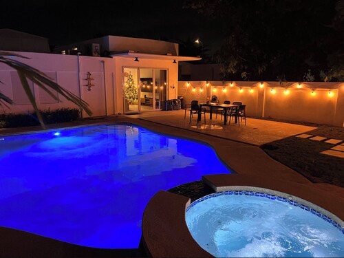 Luxury 5 Bedroom Home, 3 Minute Walk from the Beach