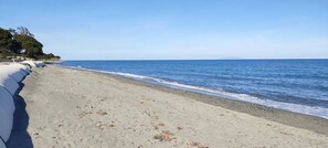 On the beach - Beautiful flat , rated 2 stars on the beach  (Santa-Lucia-di-Moriani)