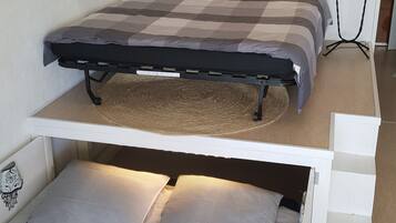 Een bureau, een strijkplank/strijkijzer, wifi