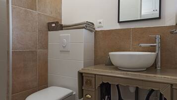 Een douche, een haardroger, handdoeken, toiletpapier