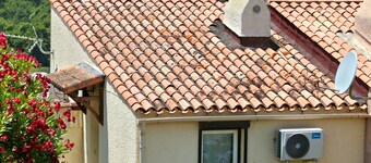 Quiet house 1km from the beach, with tennis court and communal swimming pools