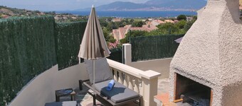 Quiet house 1km from the beach, with tennis court and communal swimming pools