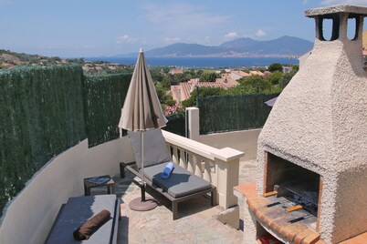 Quiet house 1km from the beach, with tennis court and communal swimming pools