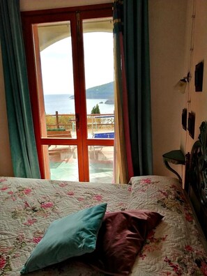 1 dormitori, caixa forta a l'habitació i un bressol de viatge