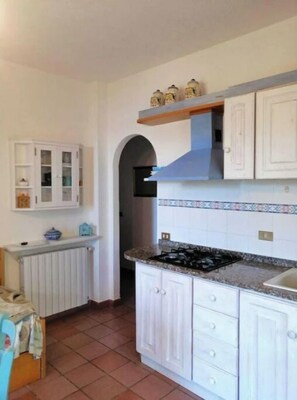 Frigorífic, placa de cuina, rentaplats i cafetera i tetera