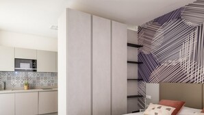Een moderne slaapkamer met een bed, nachtkastje en een muur met een geometrisch patroon.