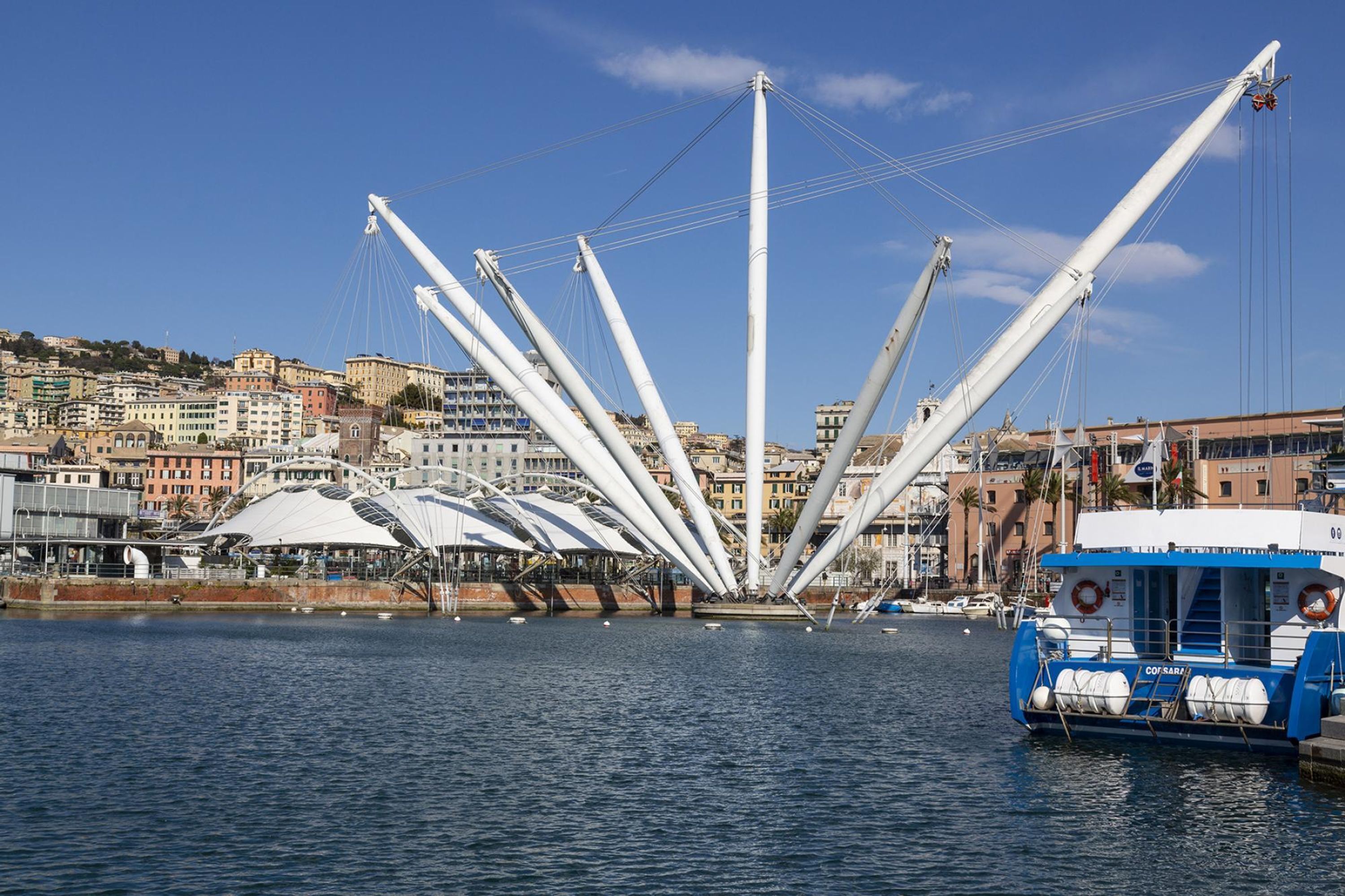 Blick auf das Wasser mit einer modernen Brücke und einem vor Anker liegenden Boot.