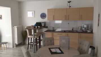 Réfrigérateur, micro-ondes, plaque de cuisson, lave-vaisselle