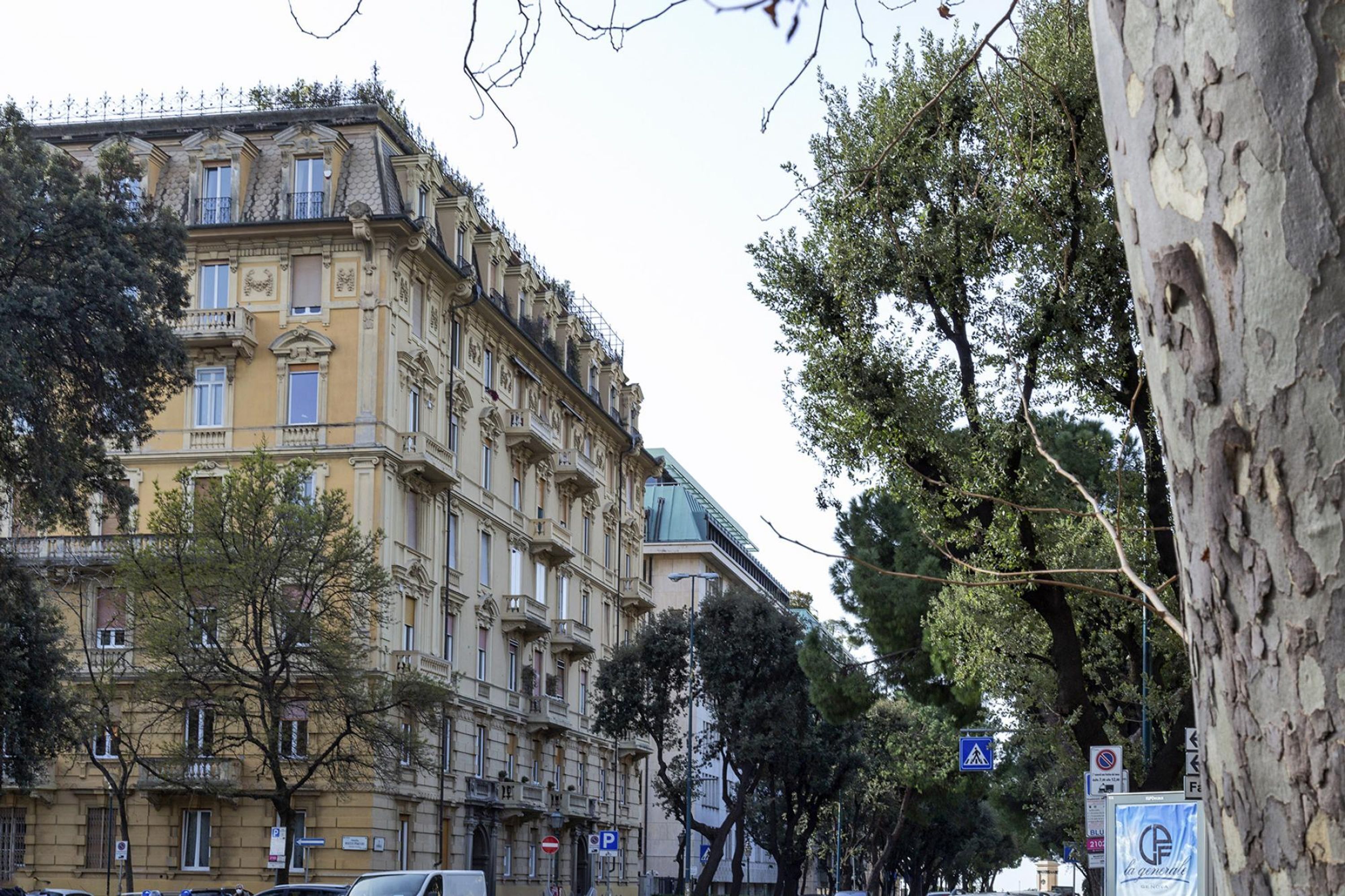 Un immeuble à plusieurs étages, de style architectural classique, doté de balcons et de grandes fenêtres.