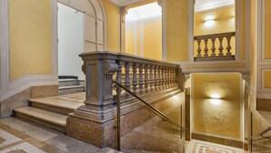 En imponerende trappe med dekorative balustre og en marmorgulv.