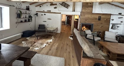 Exceptional, fully renovated 250m2 ski-in/ski-out chalet