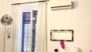 A room with a white desk, two chairs, a small table, a lamp, a mirror, and a window with curtains. - Funky flat (Palermo)
