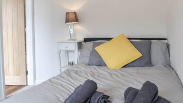 4 bedrooms, desk, iron/ironing board, travel cot