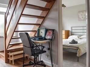 4 bedrooms, desk, iron/ironing board, travel crib