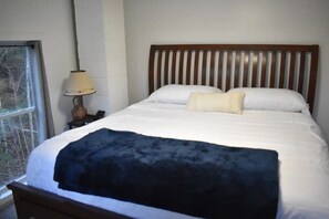 3 habitaciones, escritorio y tabla de planchar con plancha 