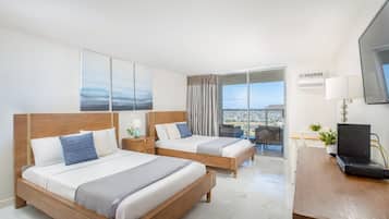 Tabla de planchar con plancha, wifi gratis y ropa de cama