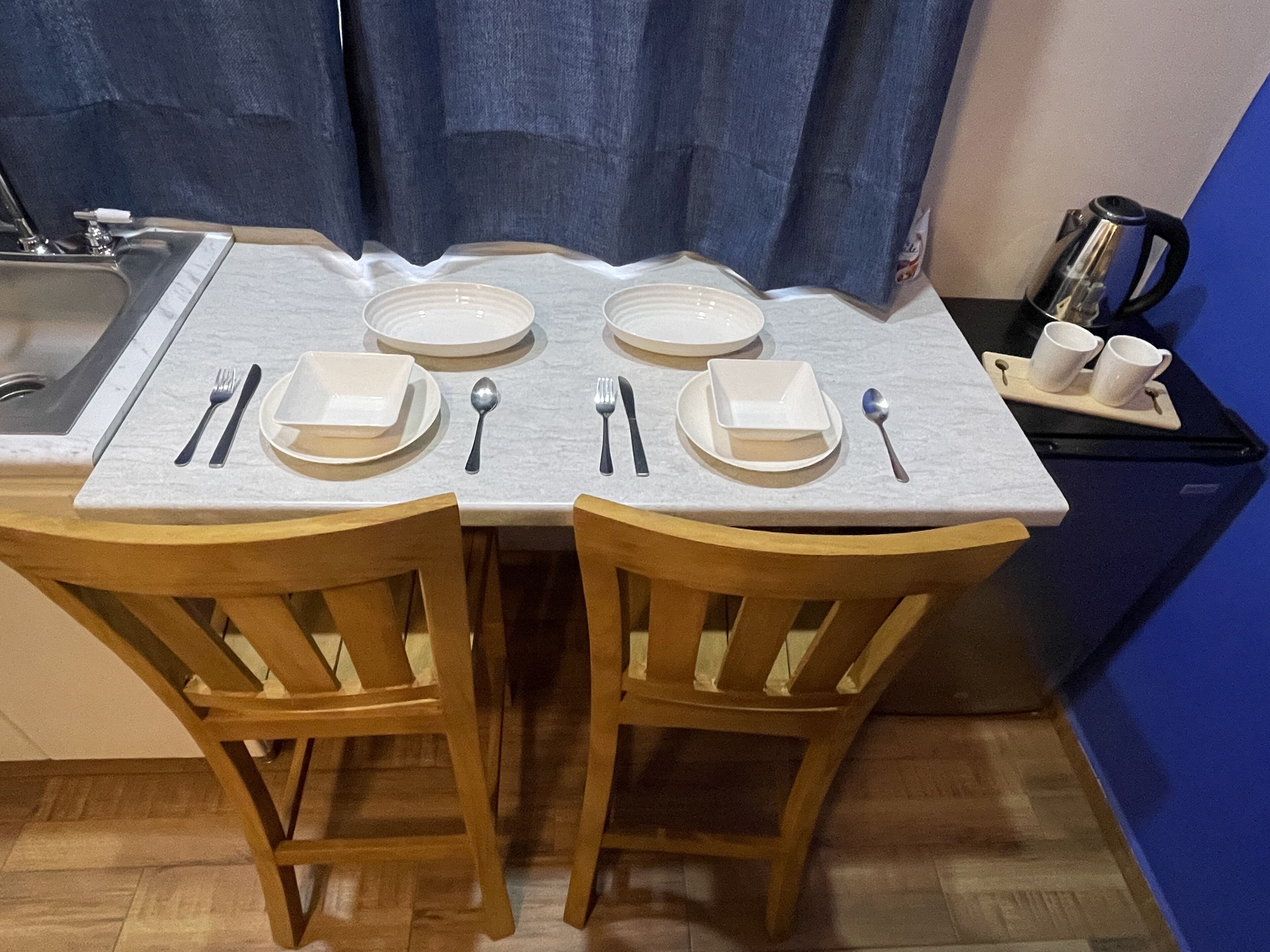 ตู้เย็นเล็ก, เครื่องบดเมล็ดกาแฟ, เครื่องครัว/จาน/ช้อนส้อม